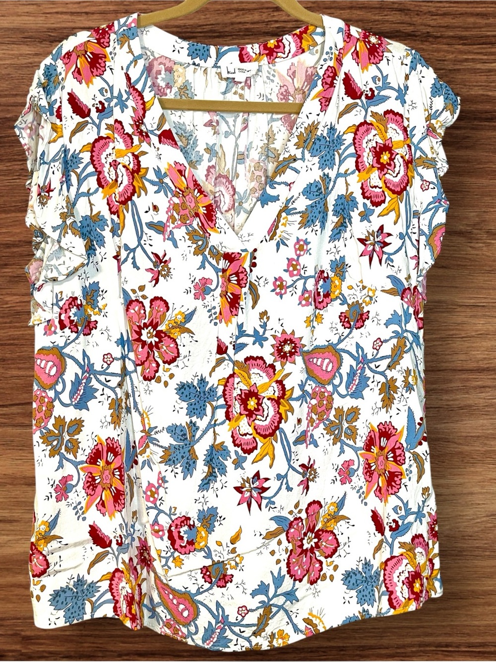 Women’s Nicole Miller summer floral V-Neck top with flutter sleeves